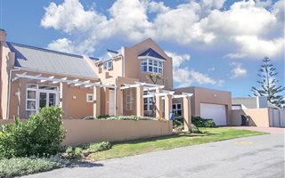3 Bedroom House in Van Riebeeckstrand