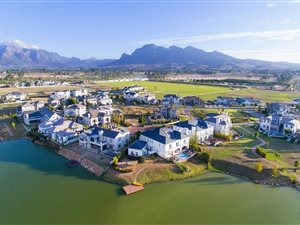 761 m² Land available in Val de Vie