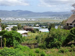 757 m² Land available in Hornlee