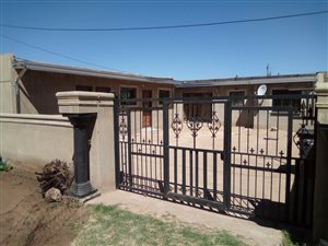 6 Bed House in Lakeside