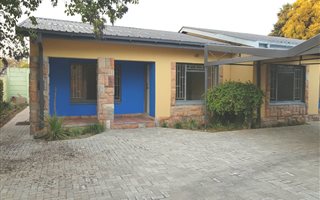 2 Bedroom Garden Cottage in Lennoxton