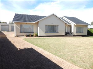 4 Bed House in Dan Pienaarville