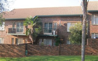 2 Bedroom Townhouse in Zwartkop