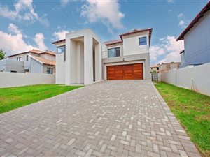 3 Bed House in Ruimsig Country Estate