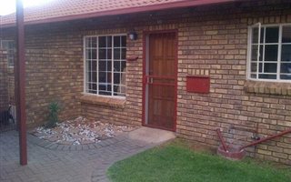 2 Bedroom Townhouse in Rooihuiskraal North