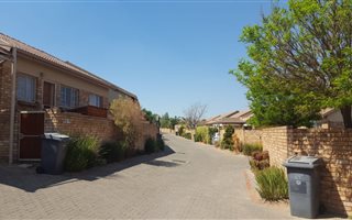2 Bedroom Townhouse in Rooihuiskraal North