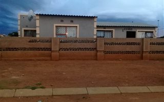 4 Bedroom House in Etwatwa