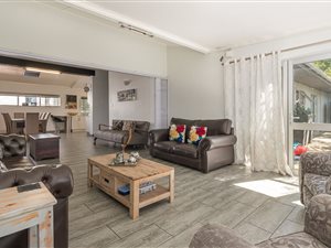 5 Bed House in Valmary Park