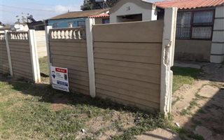 2 Bedroom House in Uitenhage Central