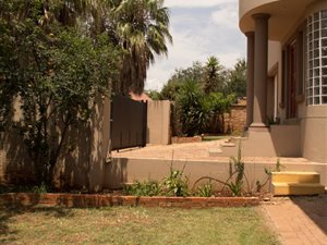 5 Bed House in Highveld