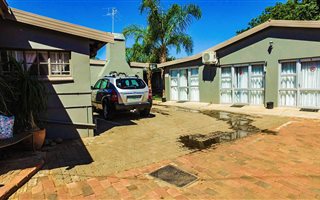 11 Bedroom House in Rhodesdene