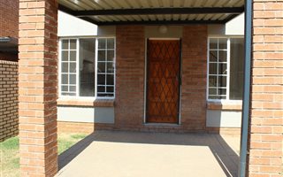3 Bedroom Townhouse in Raslouw AH