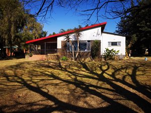 2.2 ha Farm in Magaliesmoot AH