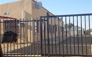 7 Bedroom House in Lourierpark