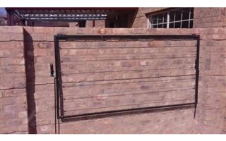 4 Bedroom Duplex in Hazeldean (Silverlakes Surroundings)