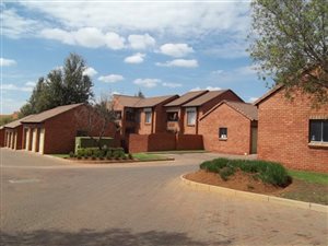 2 Bedroom Simplex in Mooikloof Ridge