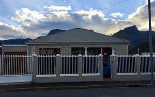 3 Bedroom House in Claremont