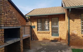 2 Bedroom Townhouse in Heuweloord