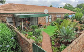 2 Bedroom Simplex in Die Hoewes