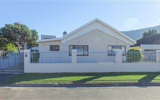 4 Bedroom House in Fish Hoek