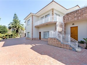 4 Bed House in Sundowner