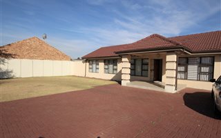 3 Bedroom House in Mackenzie Park