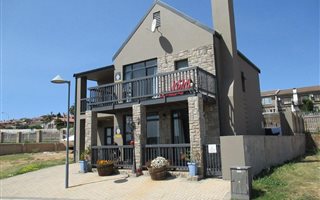 4 Bedroom House in Hartenbos