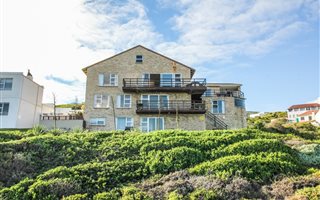 7 Bedroom House in Beachview