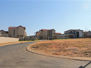800 m² Land available in Blue Valley Golf Estate