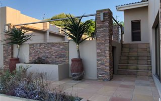5 Bedroom House in Sheffield Beach