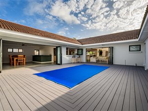 5 Bed House in Weybridge Park