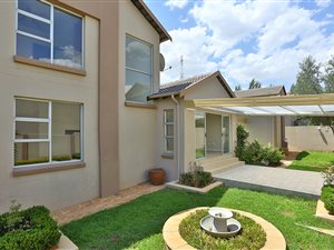 3 Bed Duplex in Eagle Canyon Golf Estate