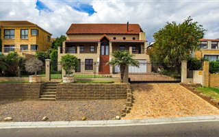 3 Bedroom House in Somerset West Central