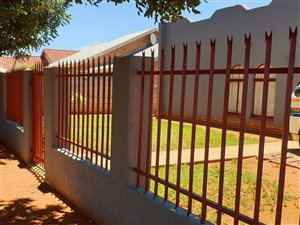 3 Bed House in Roodepan