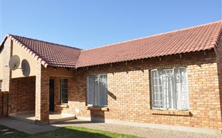 3 Bedroom Apartment in Theresa Park
