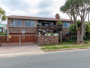 7 Bed House in Reebok