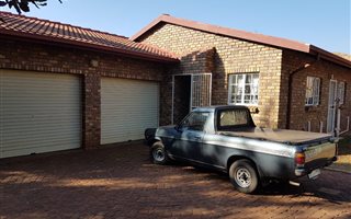 3 Bedroom House in Rooihuiskraal North