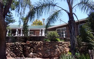 4 Bedroom House in Noordheuwel