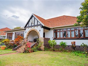 5 Bed House in Beachwood