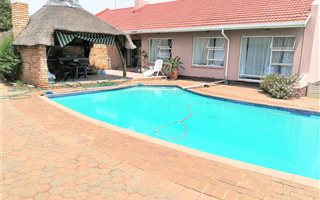 3 Bedroom House in Roodepoort West