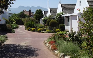 2 Bedroom Townhouse in Onder Papegaaiberg