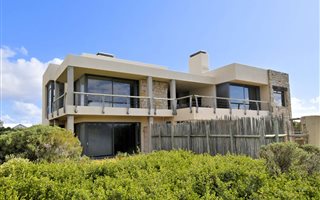 4 Bedroom House in Rooi Els