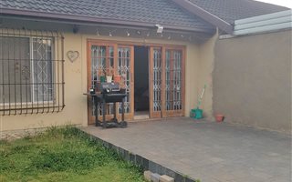 2 Bedroom Apartment in Van Riebeeck Park