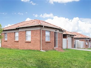 3 Bed House in Olievenhoutbosch