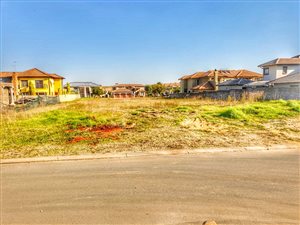 880 m² Land available in Helderwyk