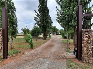 2.1 ha Farm in Rosashof