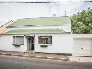 4 Bedroom House in Oudtshoorn Central