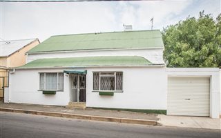 4 Bedroom House in Oudtshoorn Central