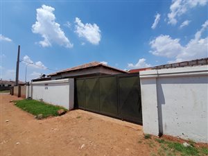 2 Bed House in Roodekop
