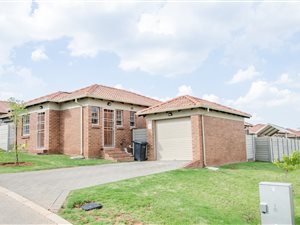 3 Bed House in Olievenhoutbosch